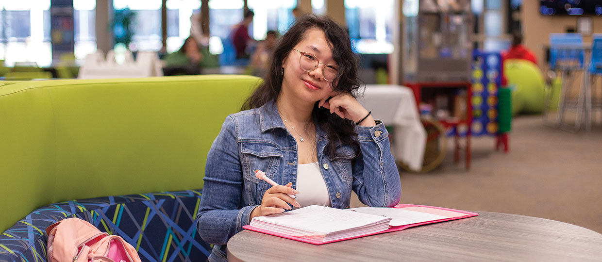 Ruby Liu ‘25 studying